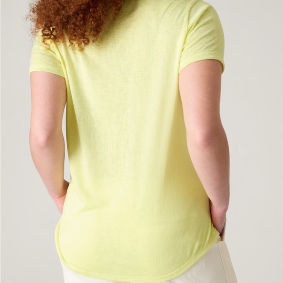 🆕 Athleta Breezy Scoop V Tee Size Small NWOT - Picture 2 of 2